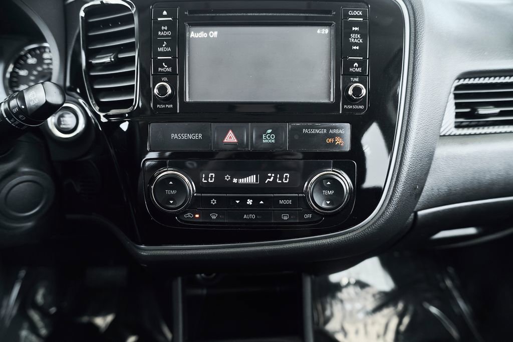 Used 2016 Mitsubishi Outlander SE AWD/4WD image 36