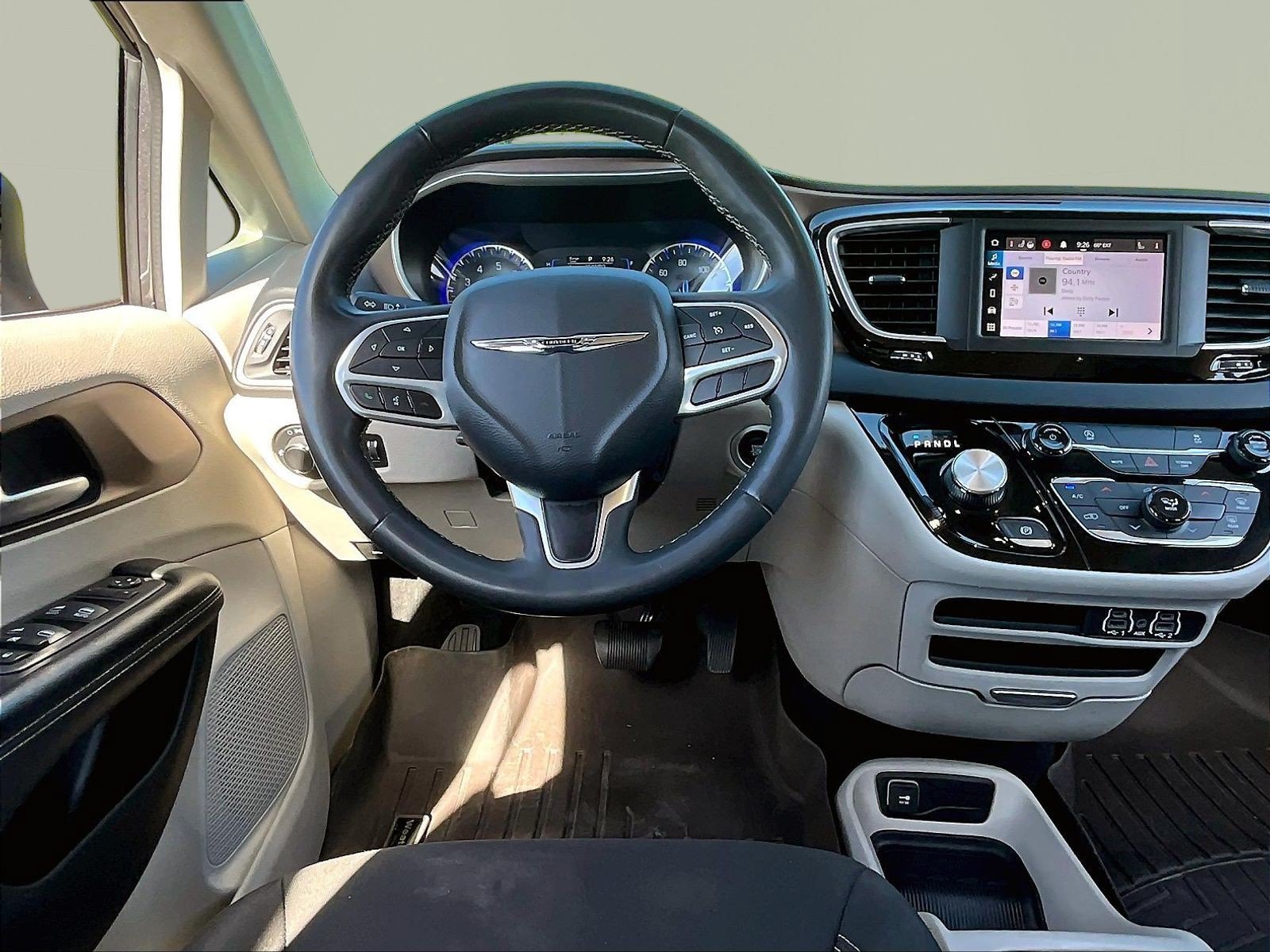 Used 2023 Chrysler Voyager LX FWD image 8