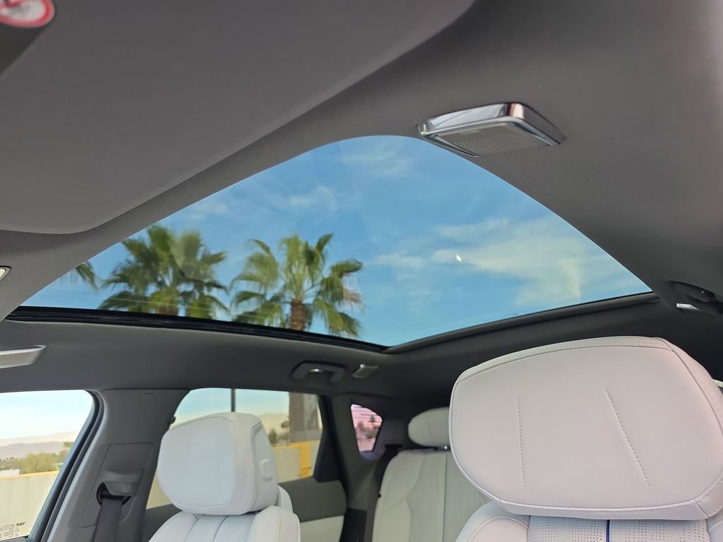 Used 2025 Cadillac Optiq Luxury 2 image 19