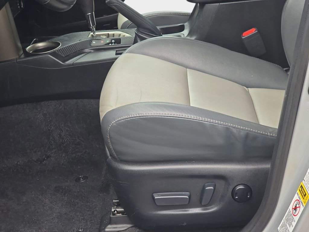 Used 2013 Toyota RAV4 Limited image 32