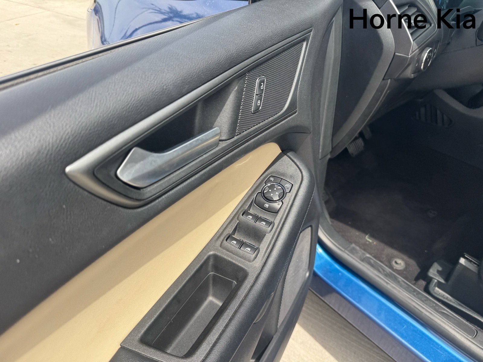 Used 2020 Ford Edge SE FWD image 11