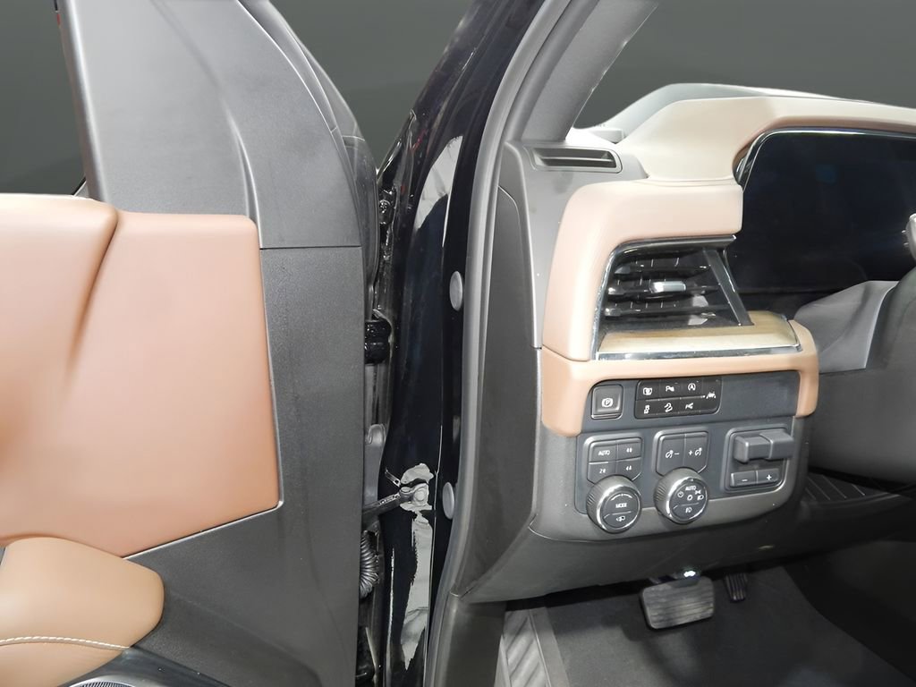 Used 2025 Chevrolet Suburban High Country image 16