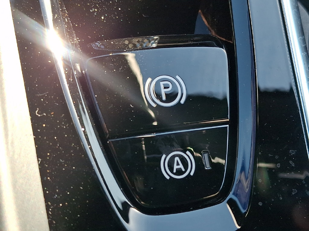 New 2027 Volvo XC60 B5 Plus AWD/4WD image 18