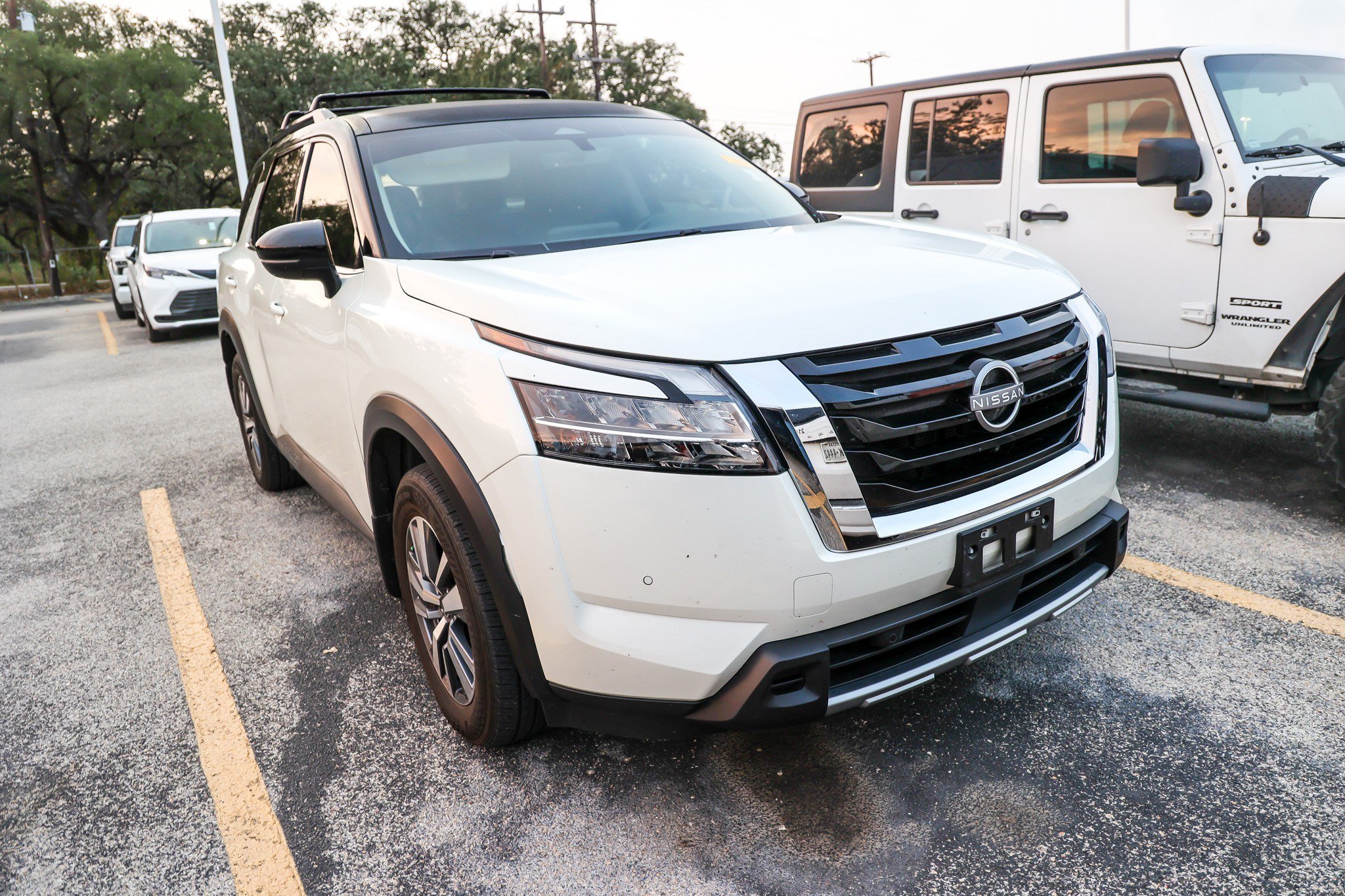 Used 2024 Nissan Pathfinder SL FWD image 6