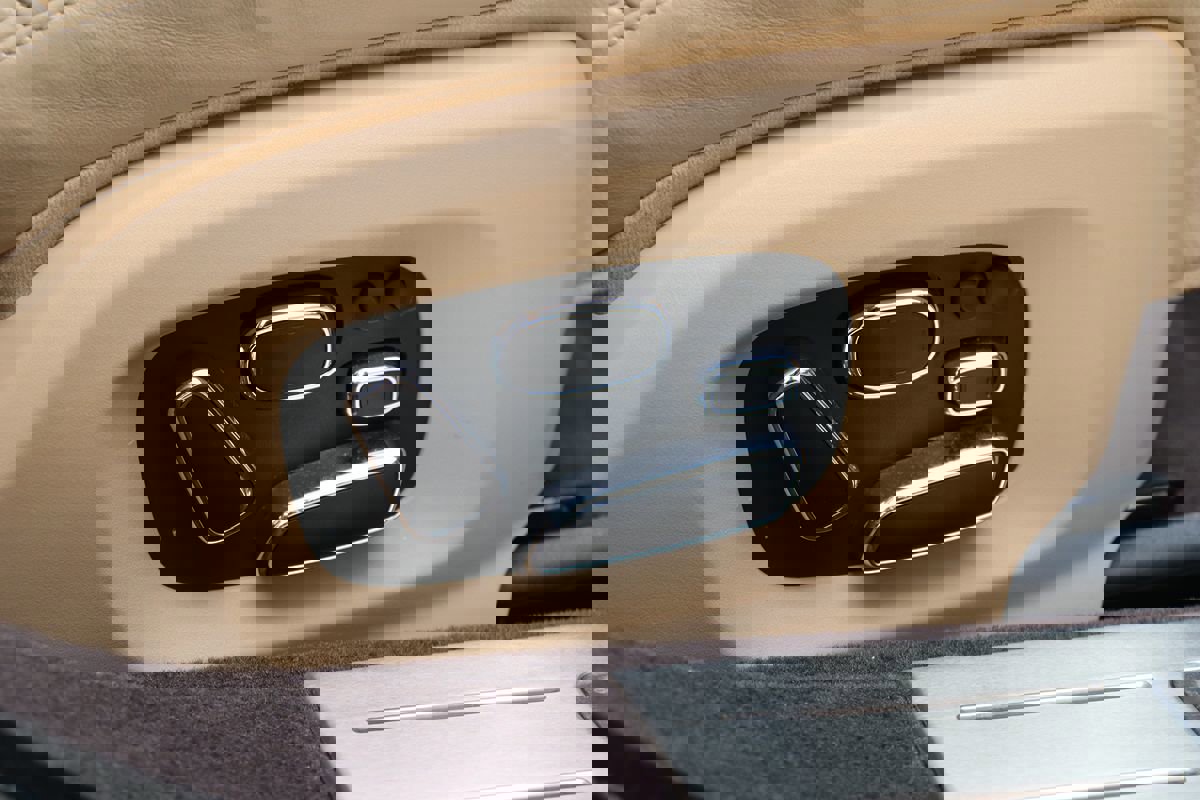 Used 2014 Jaguar XJ image 28