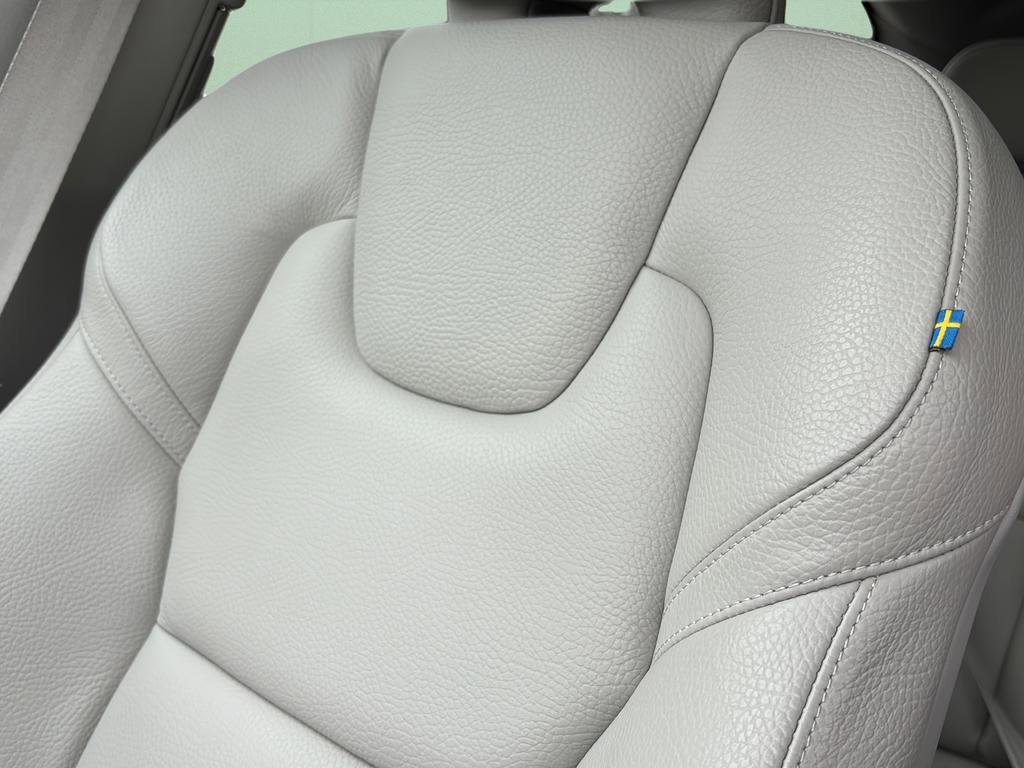 Used 2021 Volvo XC60 T5 Momentum w/ Premium Package image 47