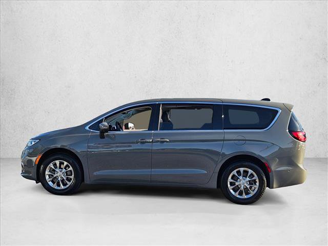 Used 2023 Chrysler Pacifica Touring-L w/ Uconnect Theater Family Group AWD/4WD image 9