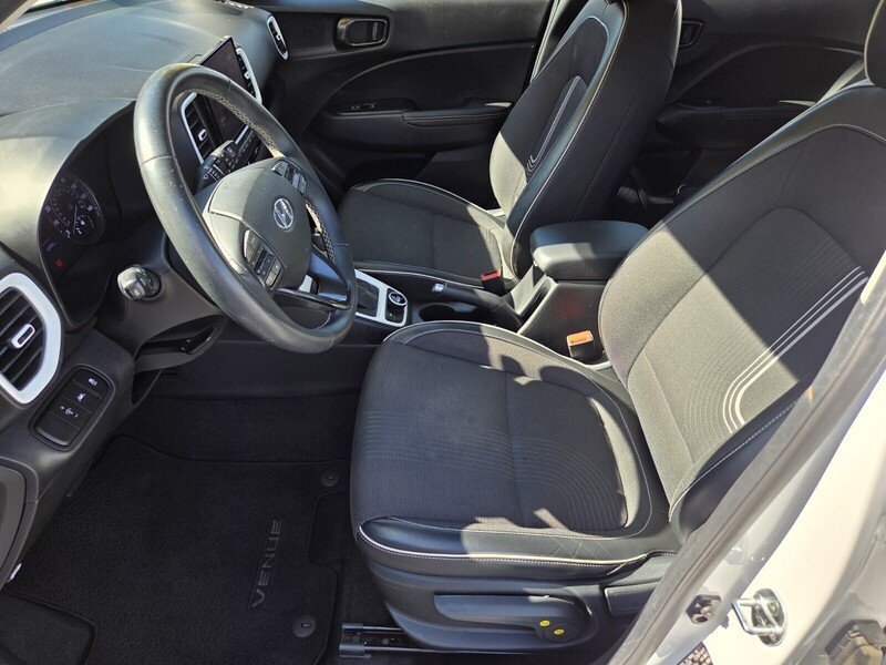 Used 2022 Hyundai Venue Limited FWD image 10