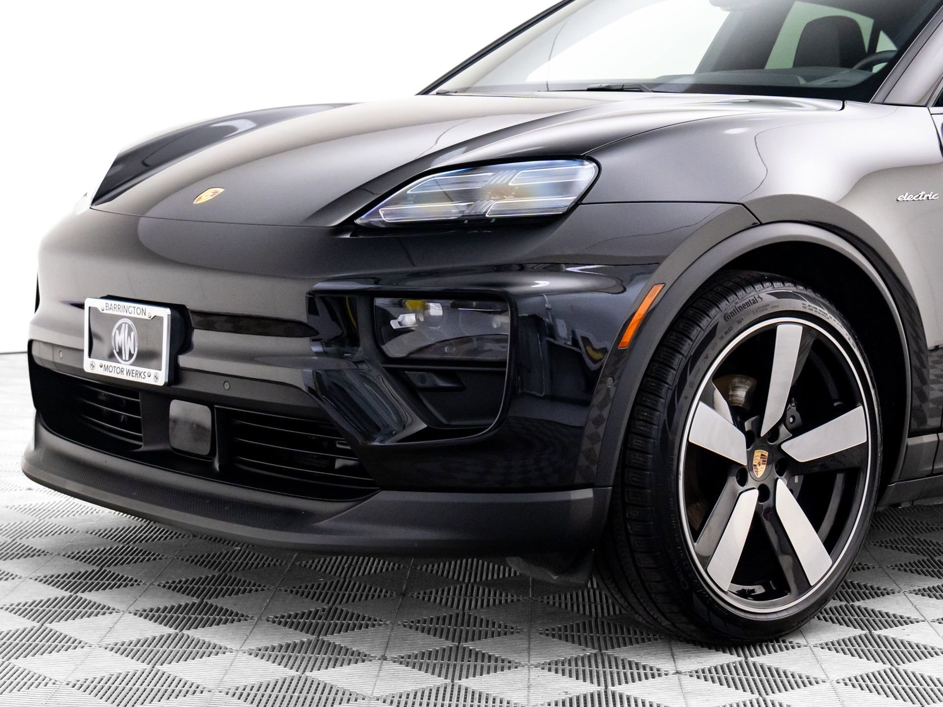 Certified 2025 Porsche Macan 4 Electric image 36