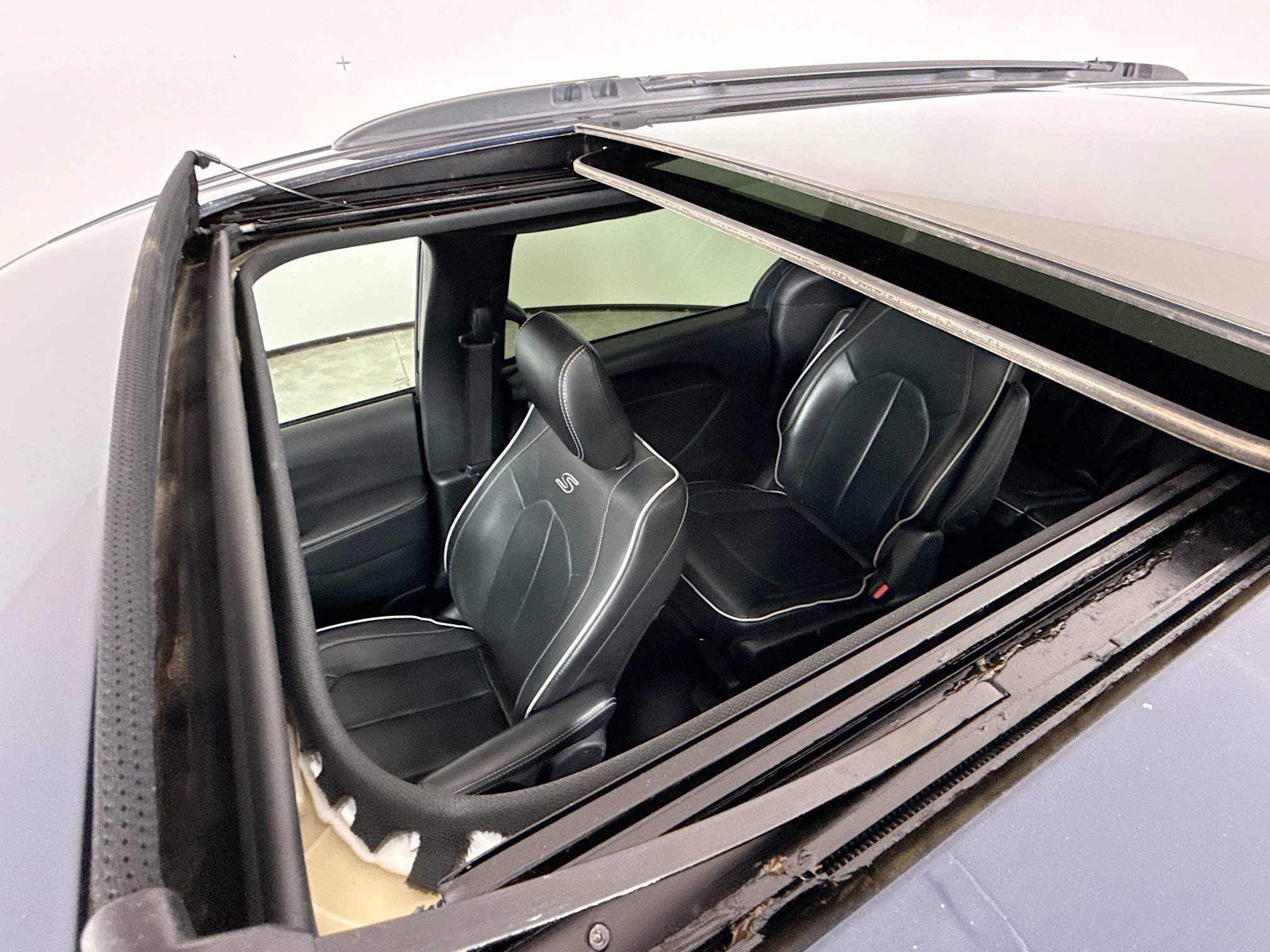 Used 2024 Chrysler Pacifica Premium FWD image 14