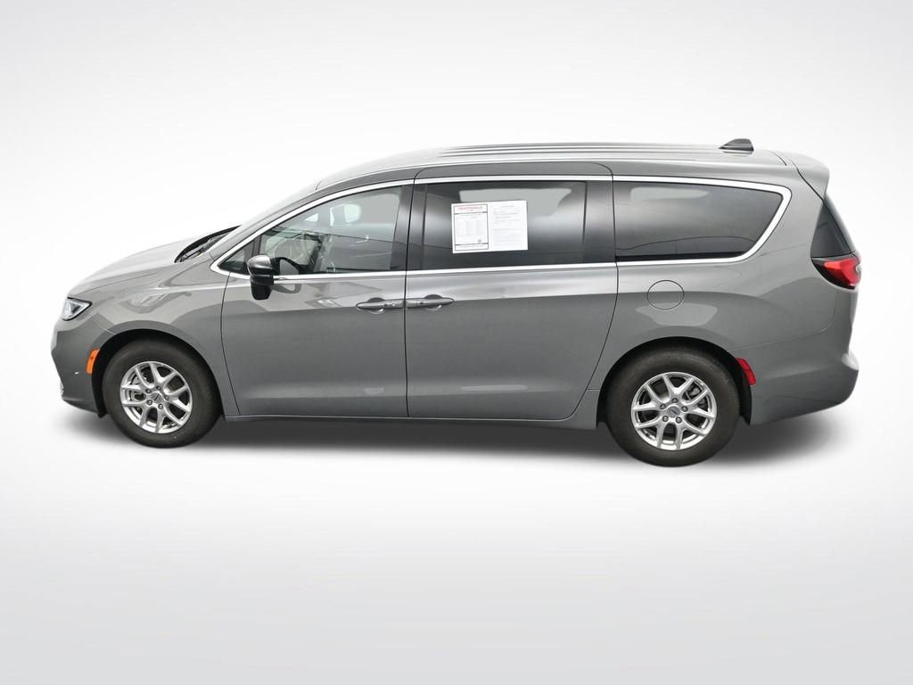 Used 2025 Chrysler Pacifica Select image 29