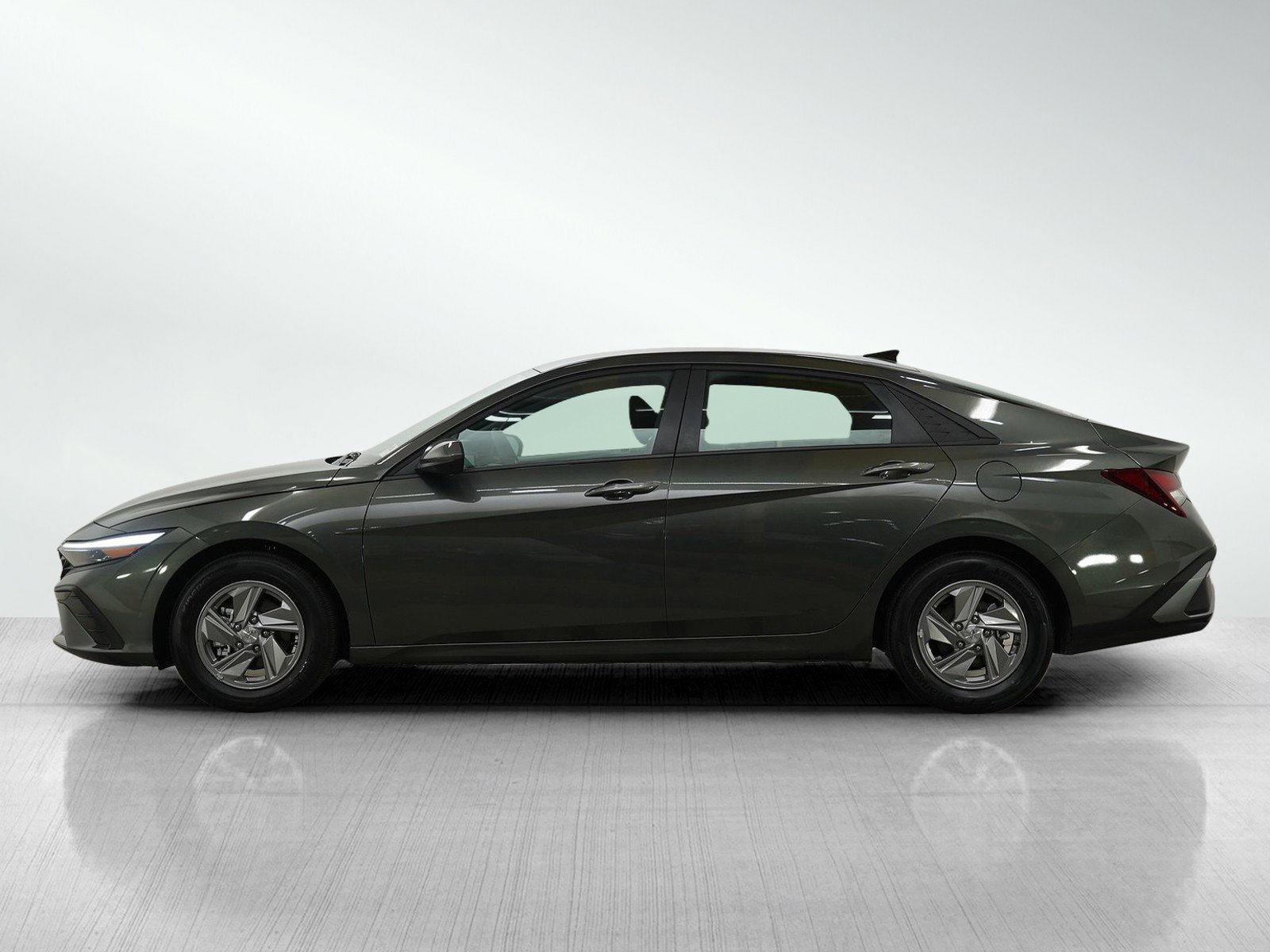 Certified 2025 Hyundai Elantra SE image 2