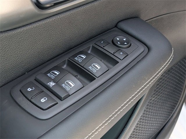 New 2025 Chrysler Pacifica Select image 12