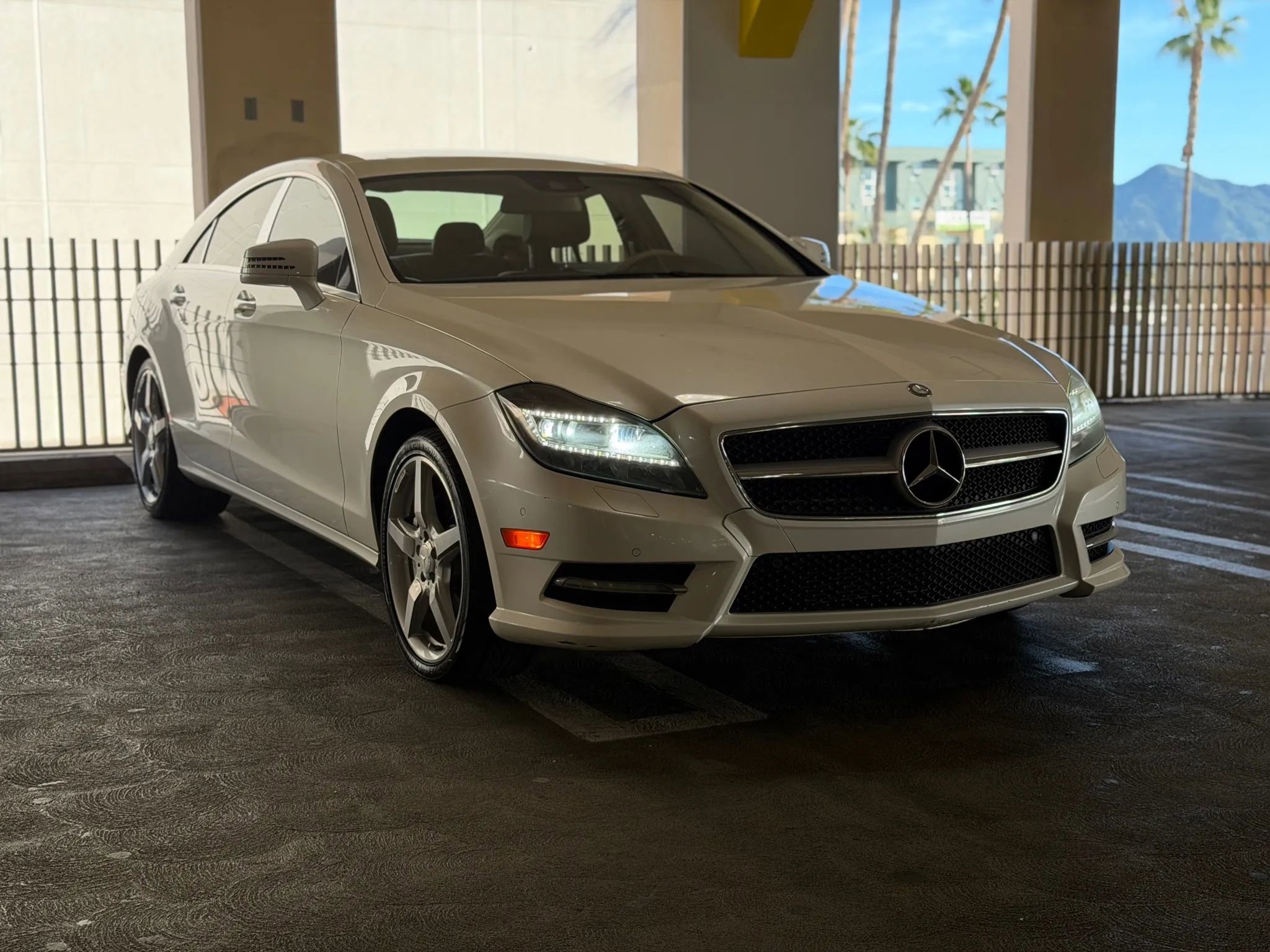 Used 2014 Mercedes-Benz CLS 550 4MATIC w/ Premium 1 Package image 7