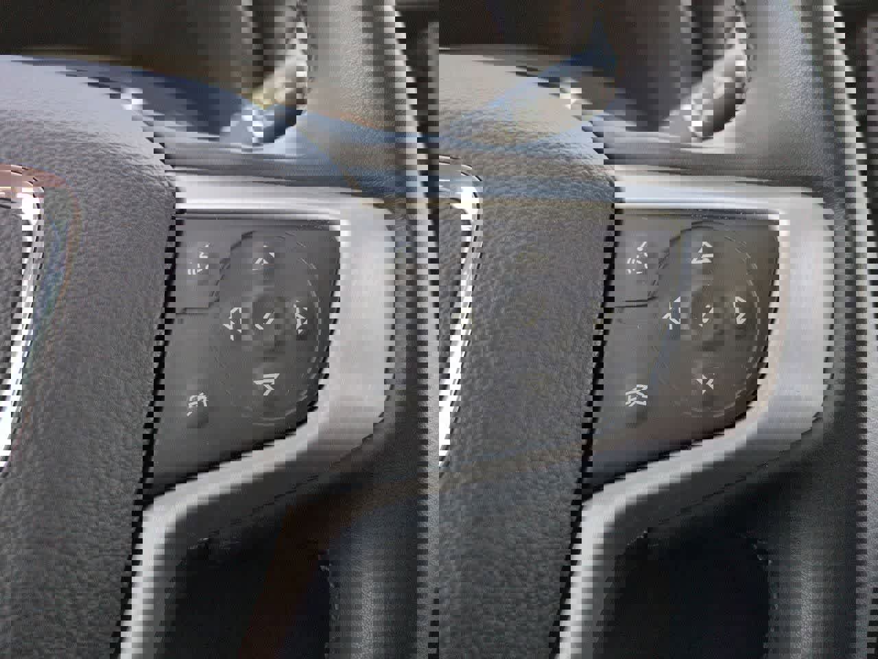 Used 2023 GMC Acadia SLT image 25