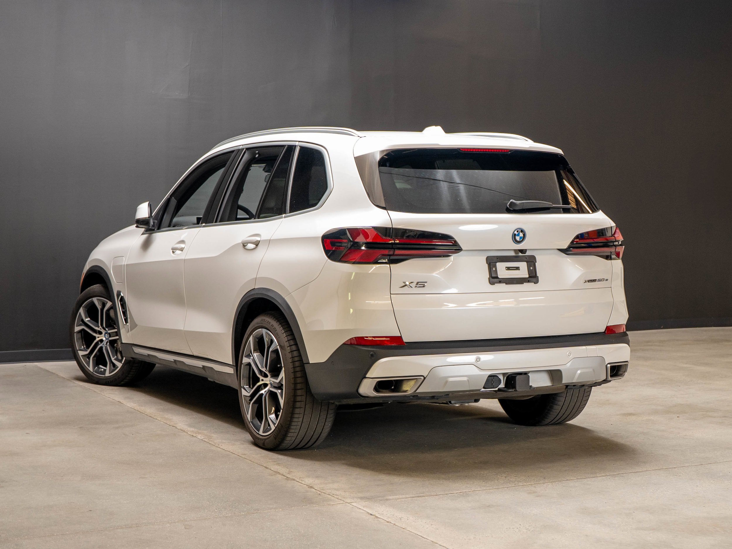 Used 2025 BMW X5 xDrive50e AWD/4WD image 3