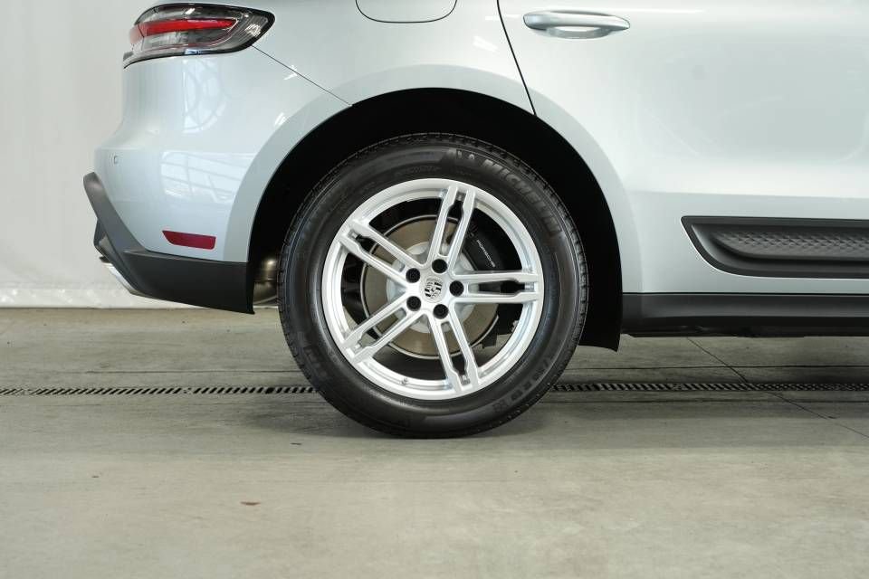 Certified 2025 Porsche Macan AWD/4WD image 40