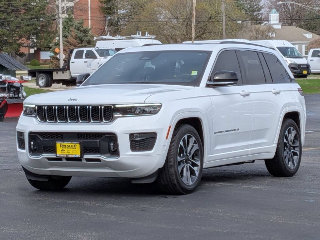 Used 2025 Jeep Grand Cherokee Overland AWD/4WD image 3