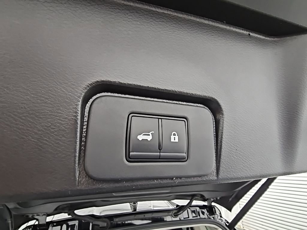 Used 2024 Nissan Rogue SV image 30