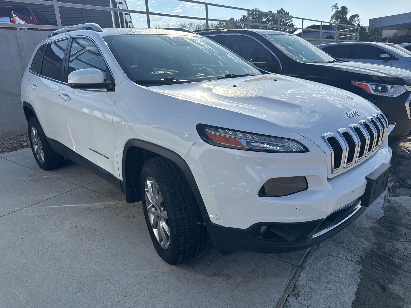 Used 2017 Jeep Cherokee Limited w/ Technology Group AWD/4WD image 3