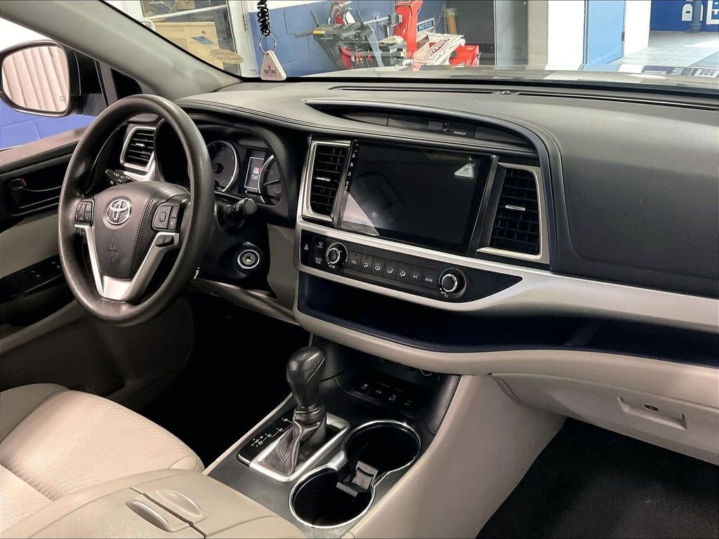 Used 2019 Toyota Highlander LE AWD/4WD image 14