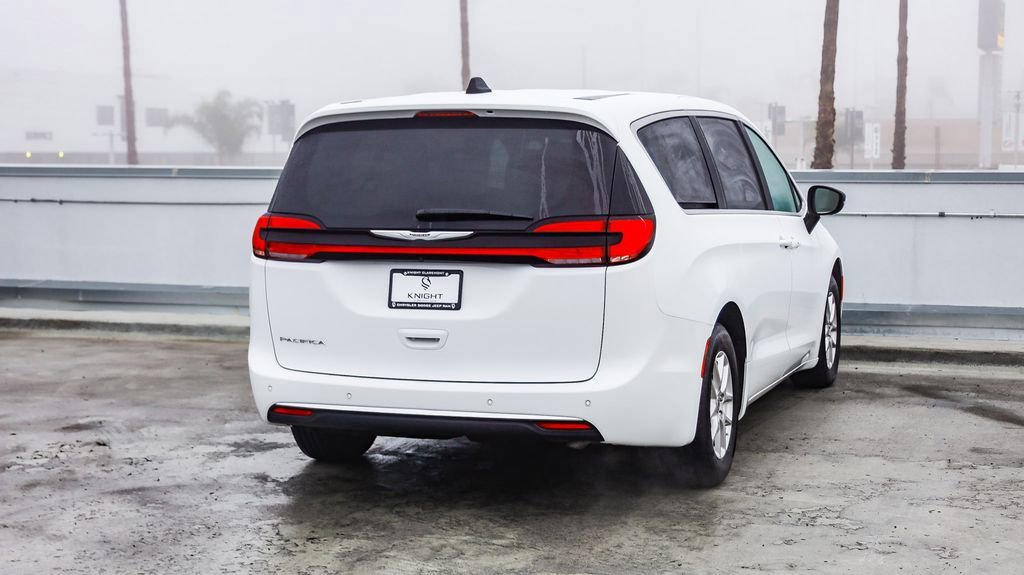 Certified 2024 Chrysler Pacifica Touring-L image 9