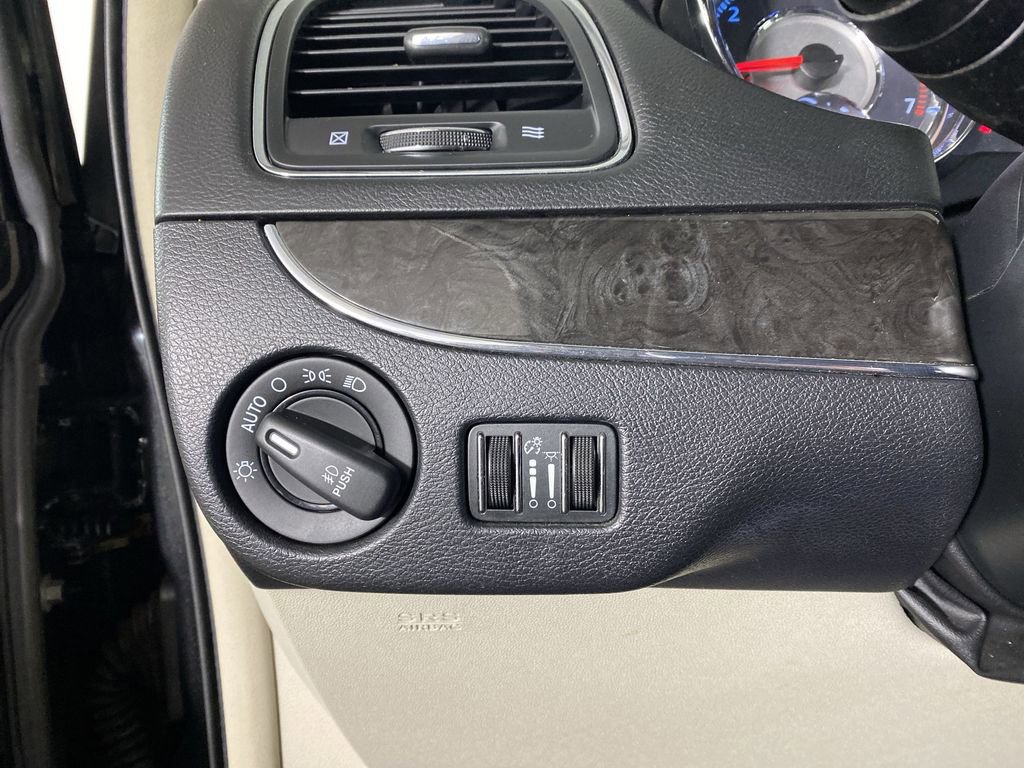 Used 2016 Chrysler Town & Country Touring w/ Driver Convenience Group image 20