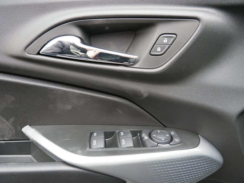 New 2026 Chevrolet Trax RS w/ Sunroof Package FWD image 17