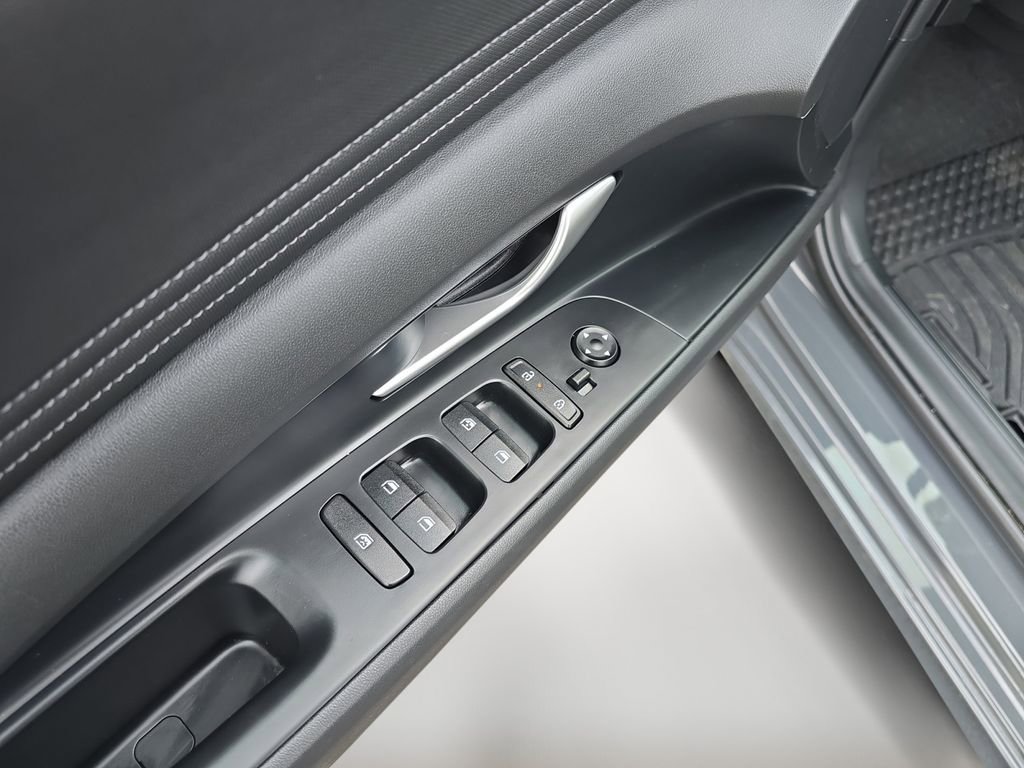 Certified 2025 Hyundai Elantra Limited image 23