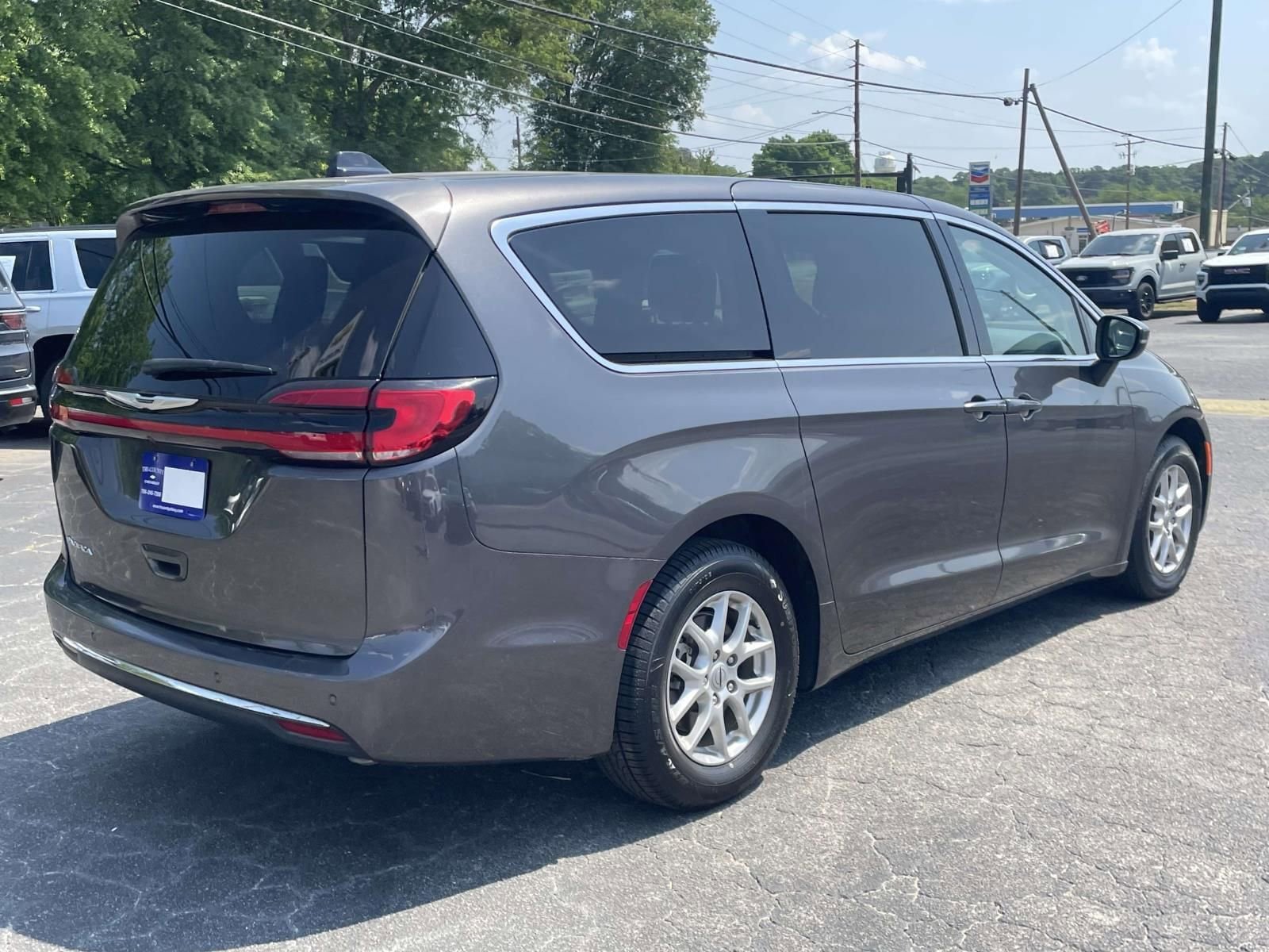 Used 2023 Chrysler Pacifica Touring-L FWD image 3