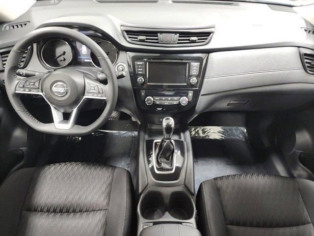 Used 2020 Nissan Rogue SV image 2