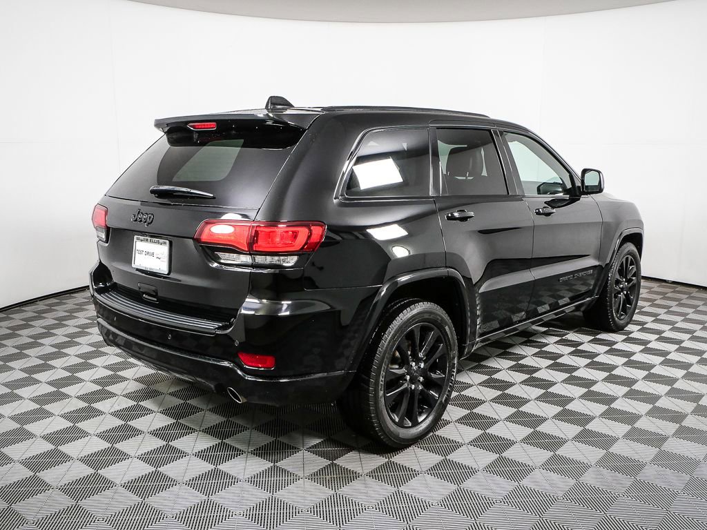 Used 2018 Jeep Grand Cherokee Altitude RWD image 3