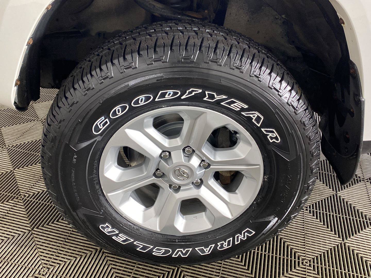 Used 2022 Toyota 4Runner SR5 Premium w/ Moonroof Package AWD/4WD image 22