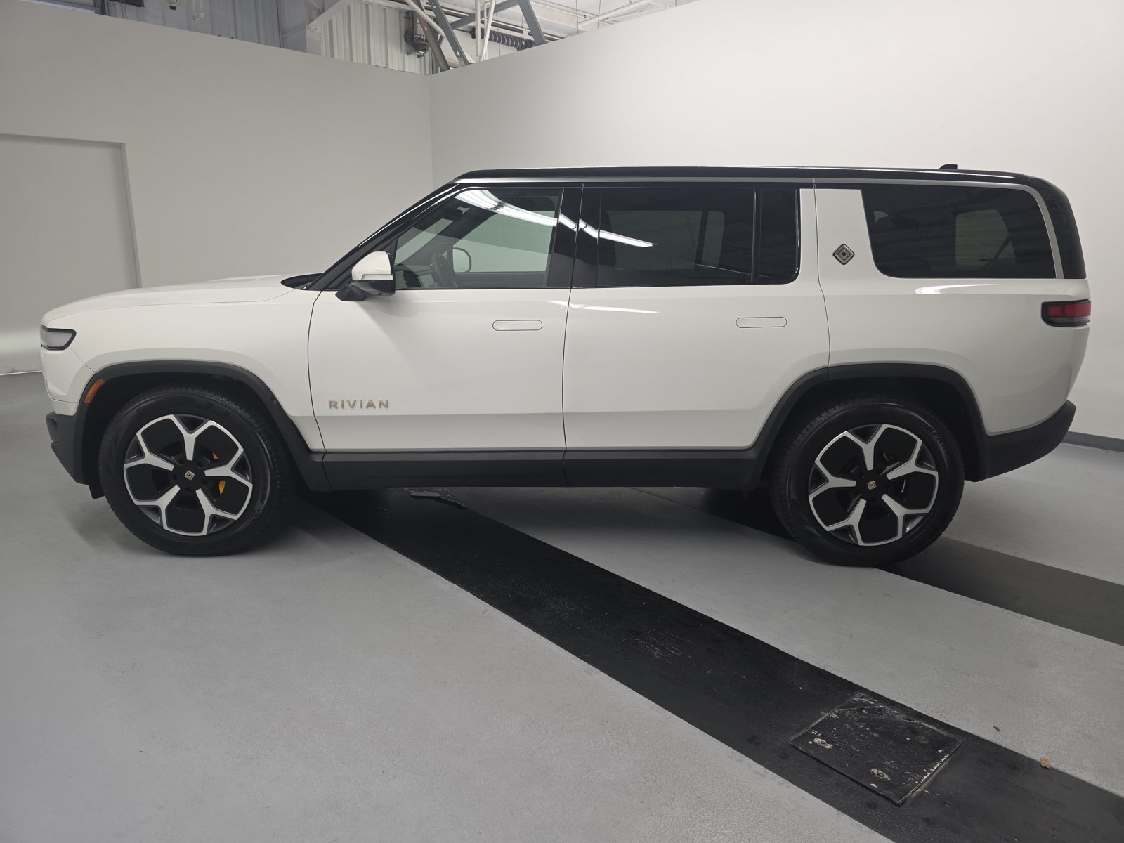 Used 2024 Rivian R1S Adventure Quad AWD/4WD image 2