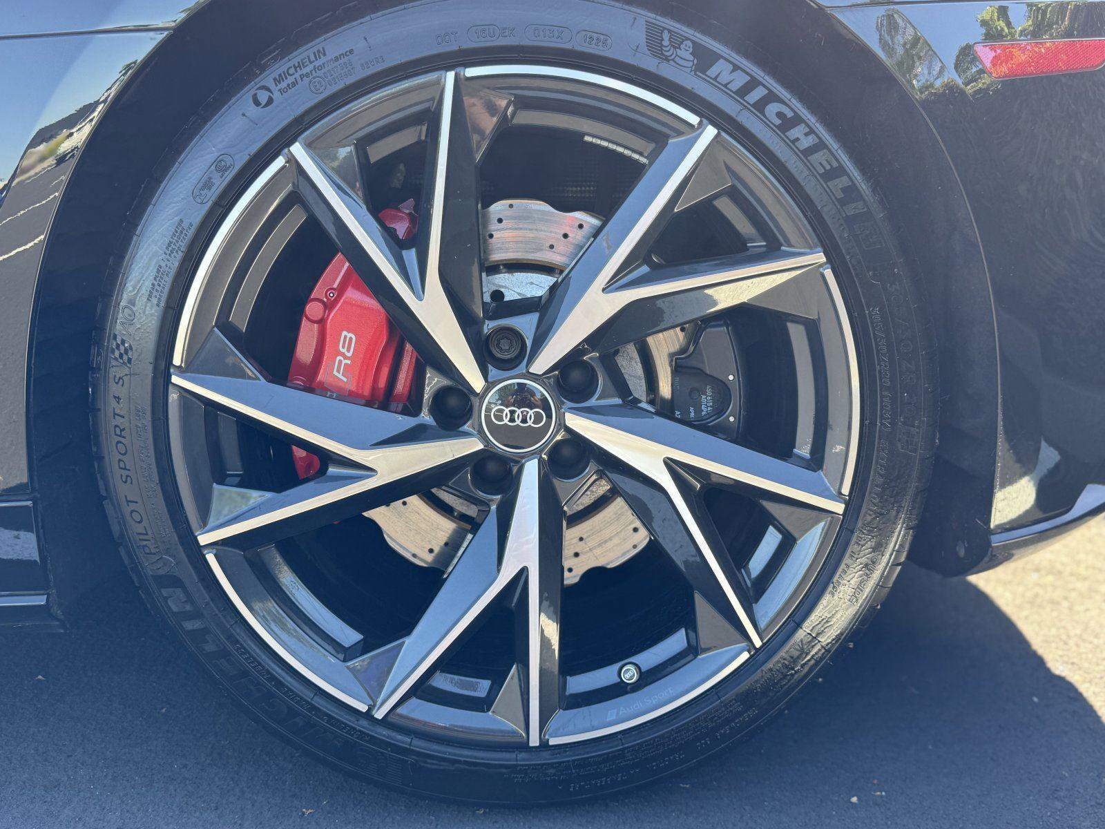 Used 2022 Audi R8 V10 w/ Premium Package RWD image 36