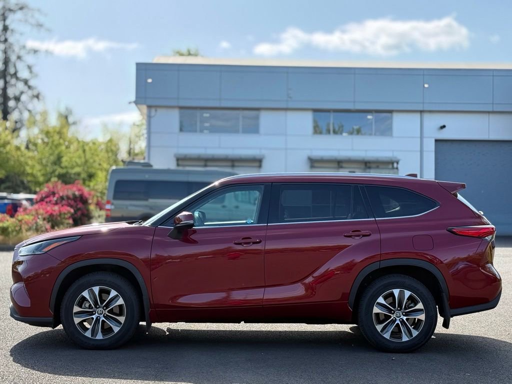 Certified 2021 Toyota Highlander XLE AWD/4WD image 2