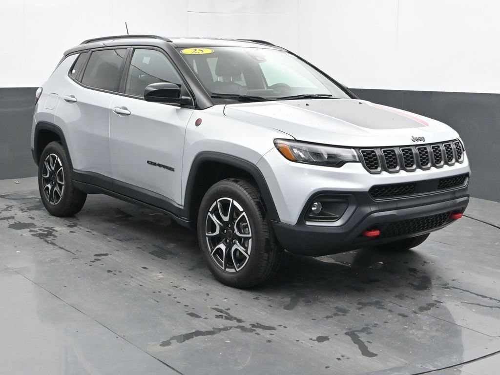 Used 2025 Jeep Compass Trailhawk AWD/4WD image 3