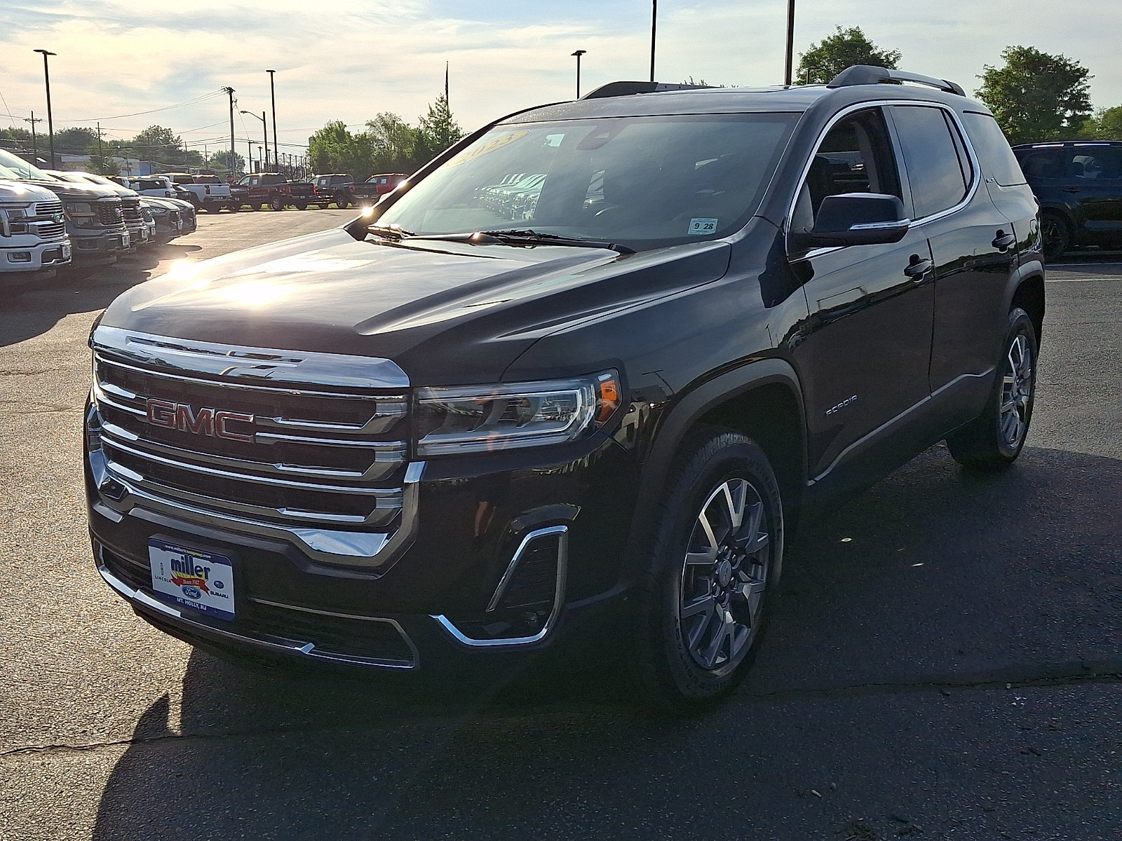Used 2023 GMC Acadia SLT w/ LPO, Floor Liner Package FWD image 3