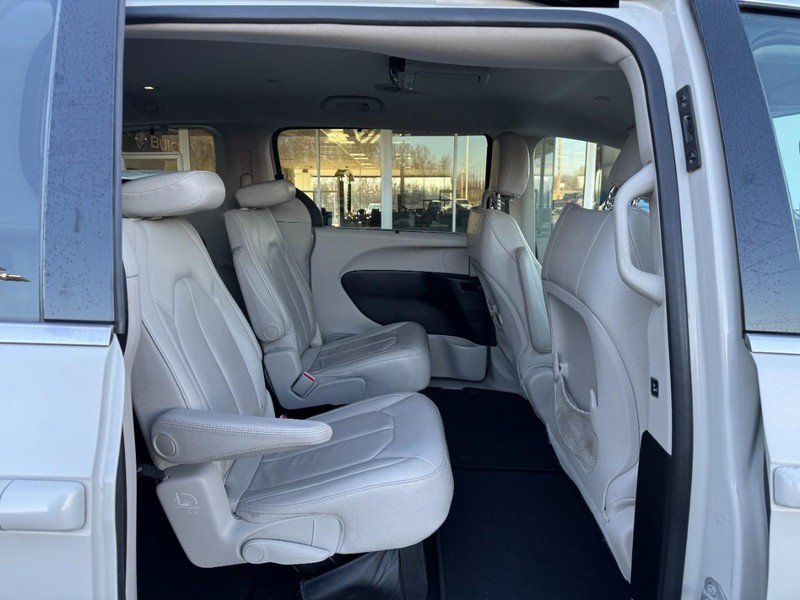 Used 2017 Chrysler Pacifica Touring-L image 13