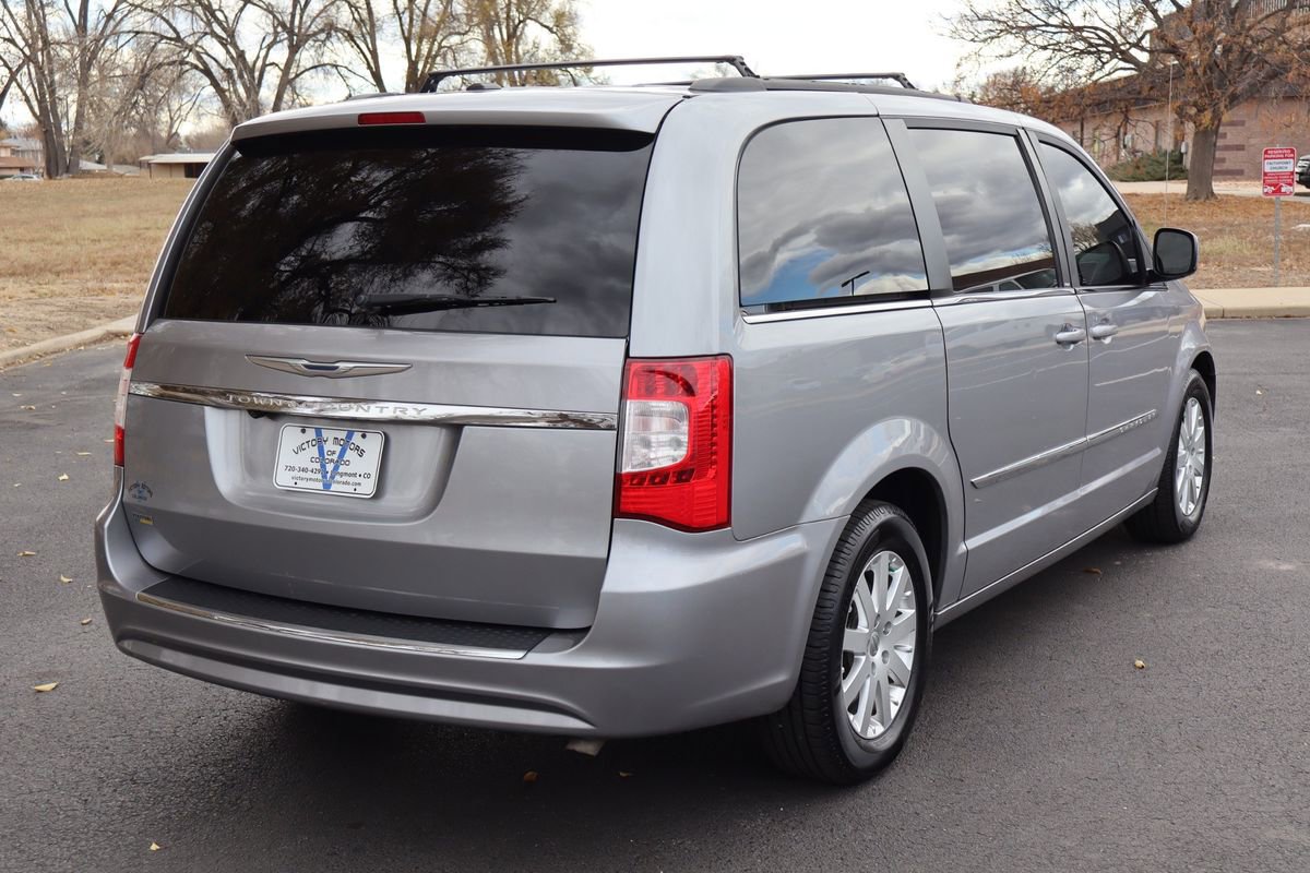 Used 2013 Chrysler Town & Country Touring image 5
