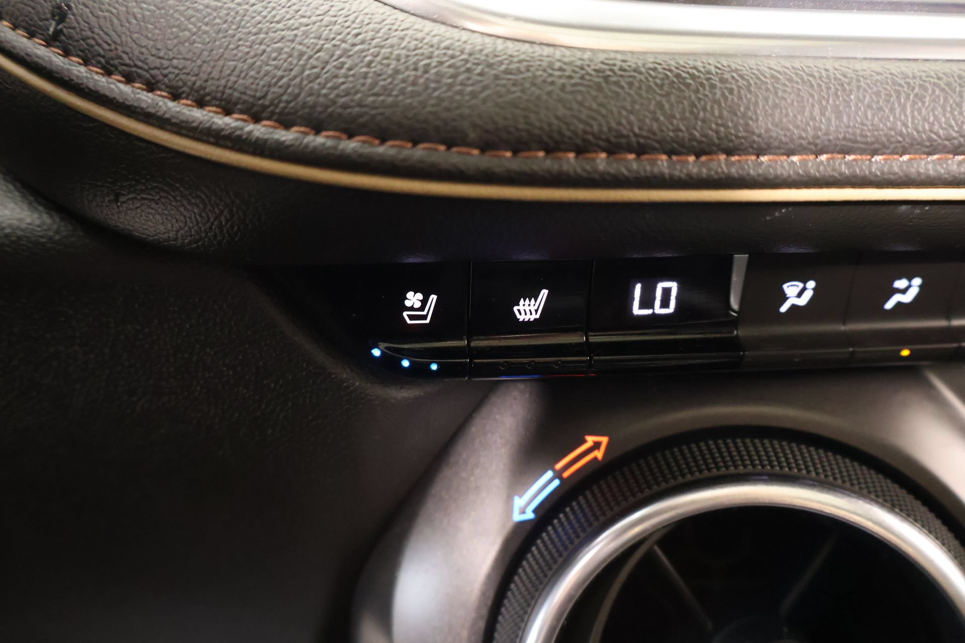 Used 2019 Chevrolet Blazer Premier w/ Sun and Wheels Package FWD image 8