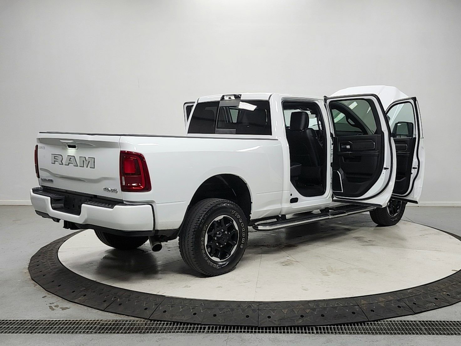 Used 2025 RAM 2500 Laramie AWD/4WD image 15
