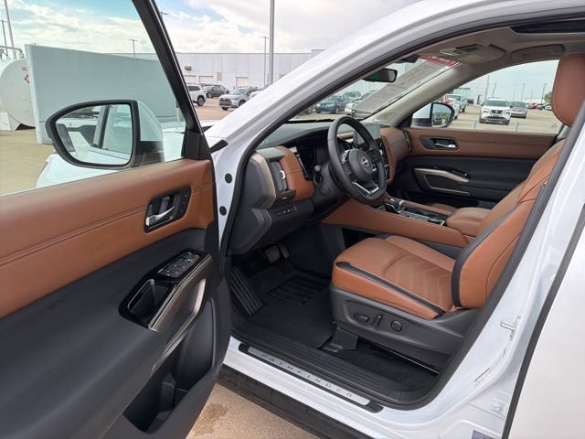 Used 2025 Nissan Pathfinder Platinum w/ Cargo Package AWD/4WD image 15