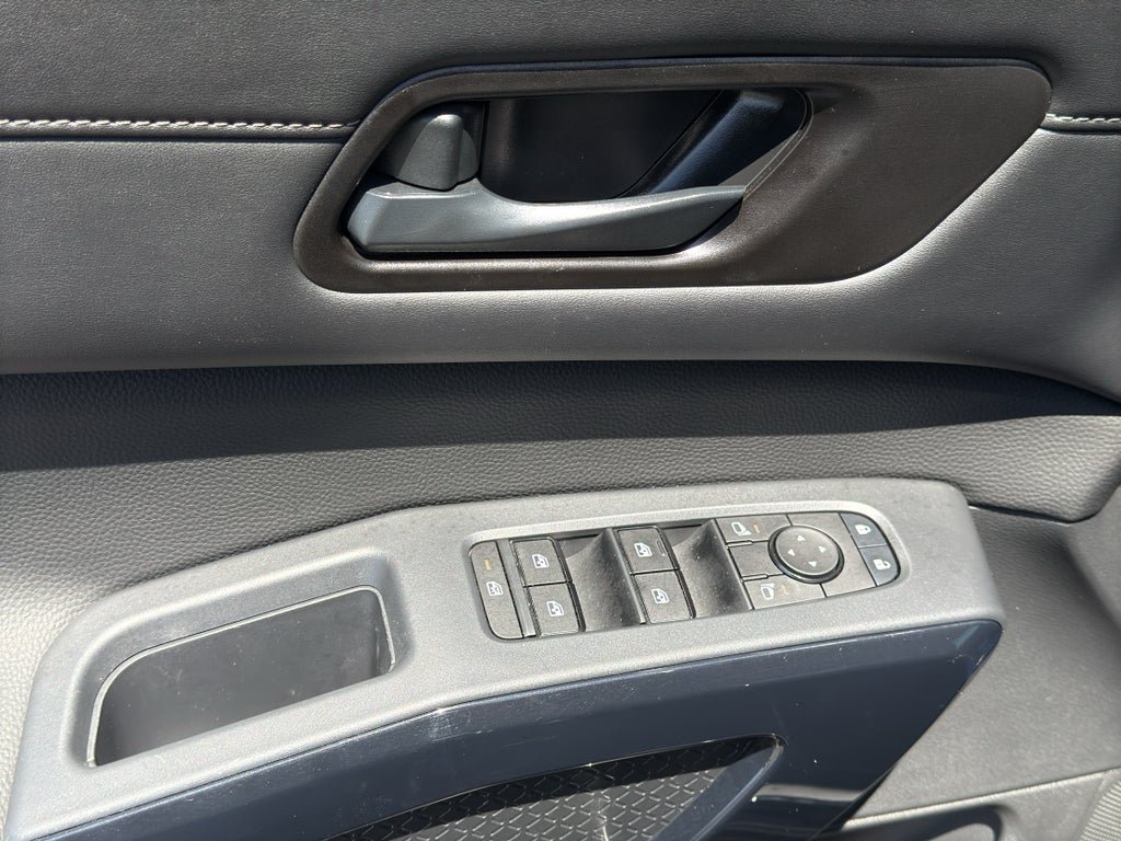 Used 2025 Nissan Pathfinder S FWD image 10