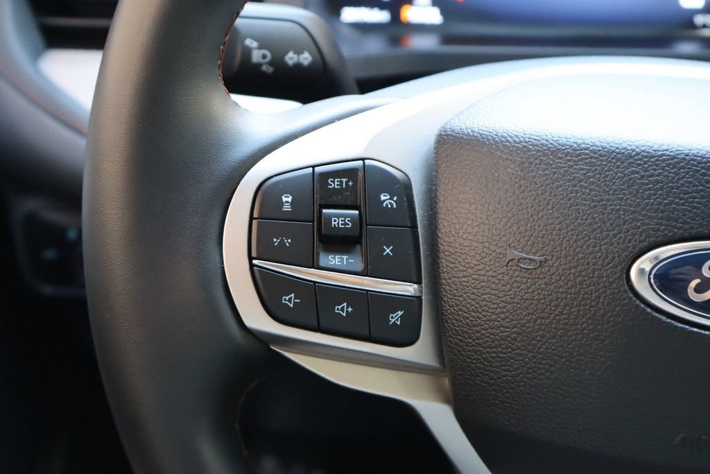 Used 2025 Ford Explorer Active AWD/4WD image 23