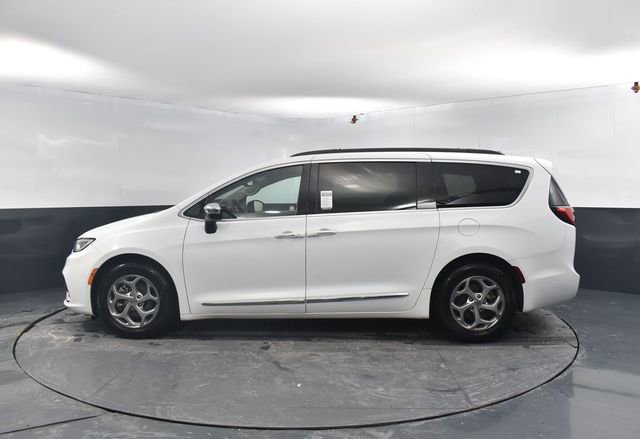 Used 2023 Chrysler Pacifica Limited image 5