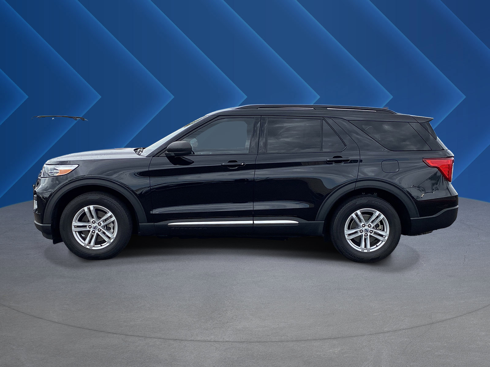 Used 2024 Ford Explorer XLT RWD image 6