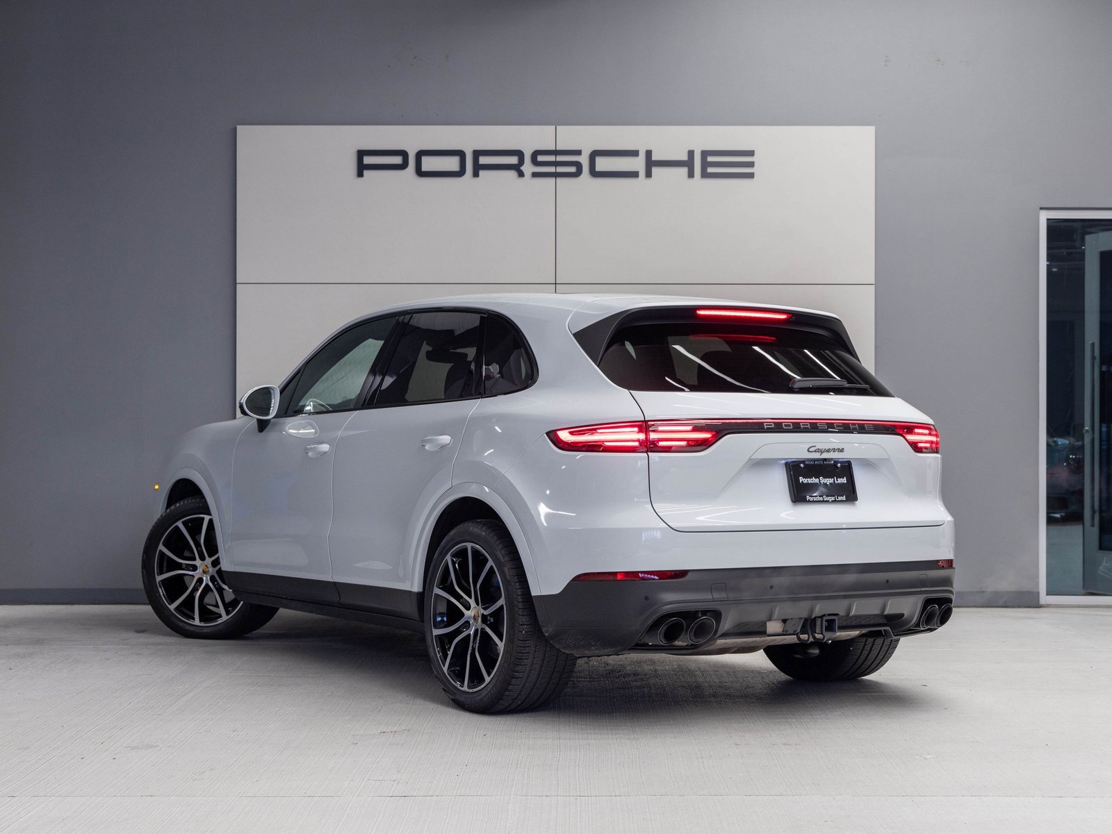 Certified 2023 Porsche Cayenne Platinum Edition image 3