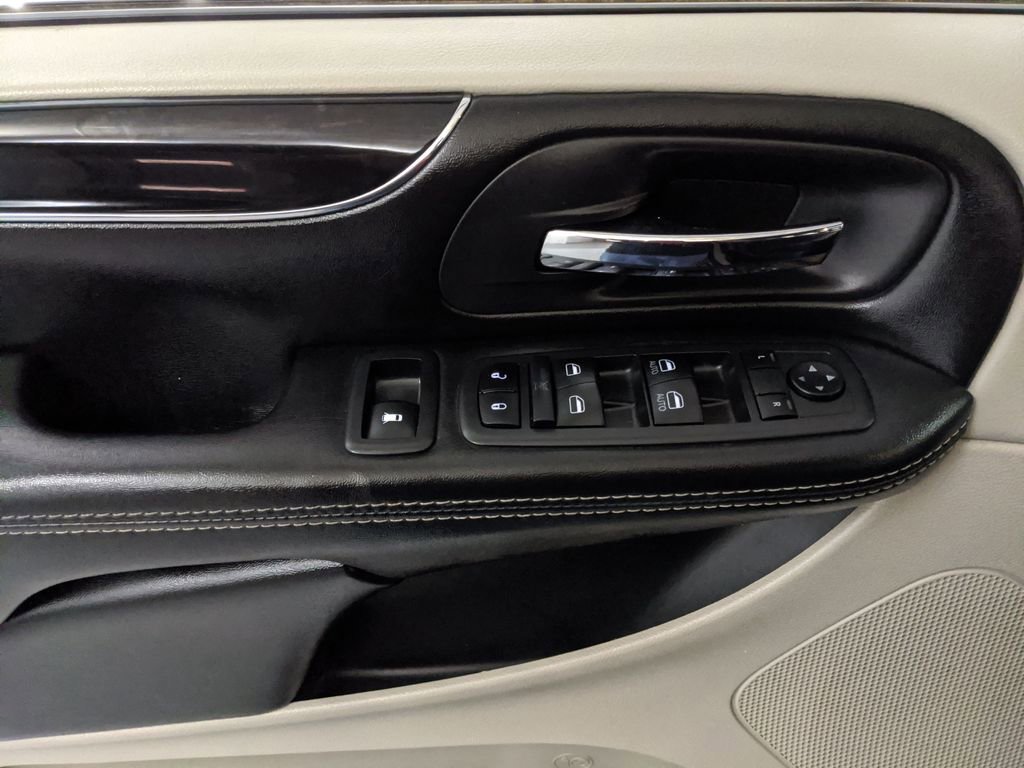 Used 2019 Dodge Grand Caravan SXT FWD image 16