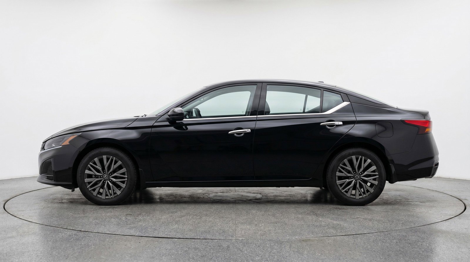 Used 2025 Nissan Altima 2.5 SV FWD image 5